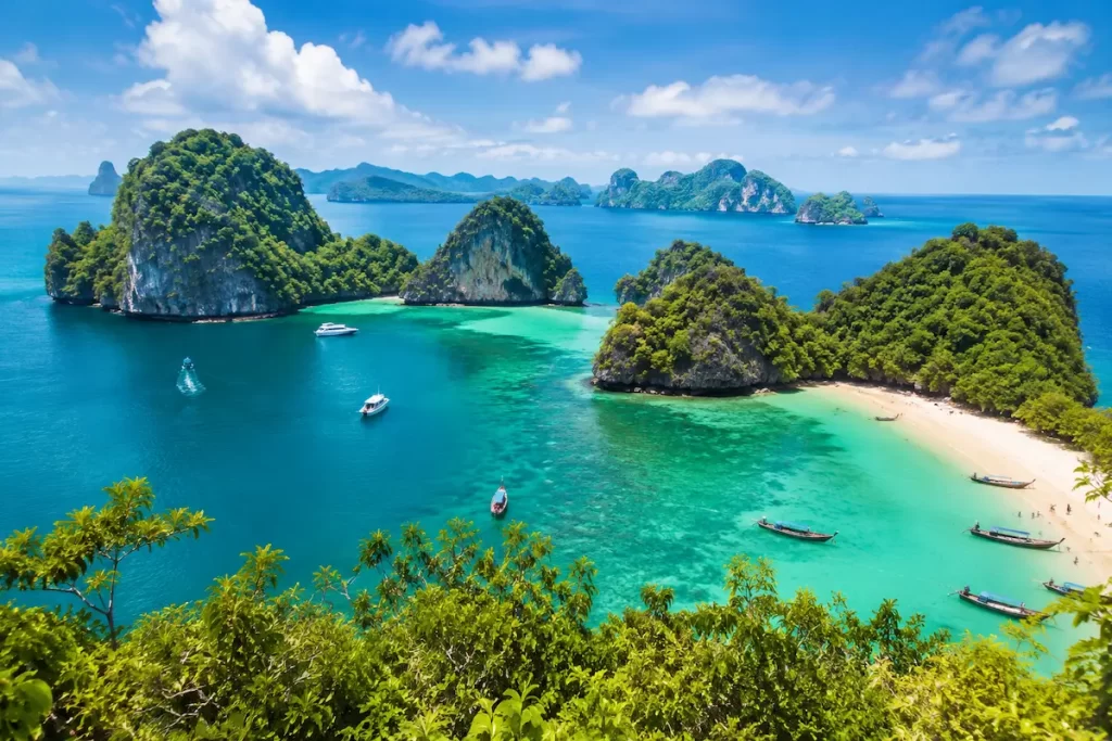 Panoramic view of the Hong Islands in Krabi, one of the must-see attractions in Southern Thailand, with turquoise water and limestone islands.