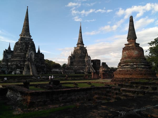 Thailand travel guide view of ancient temple ruins in Ayutthaya Historical Park.