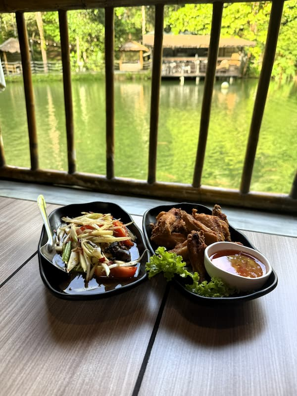 Som tam and fried chicken at Lob Mhum Patong